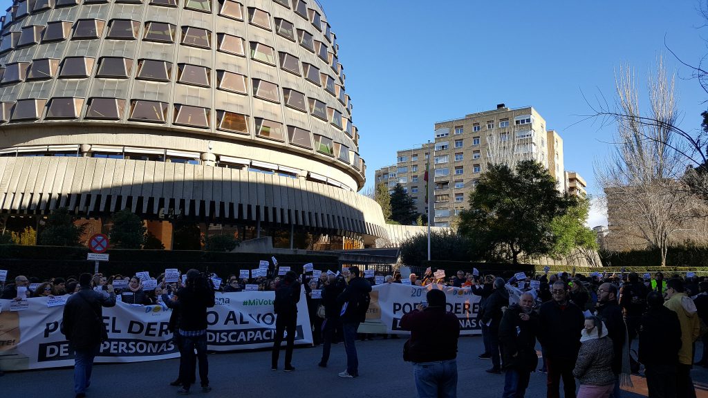 Personas protestando ante el Tribunal Constitucional