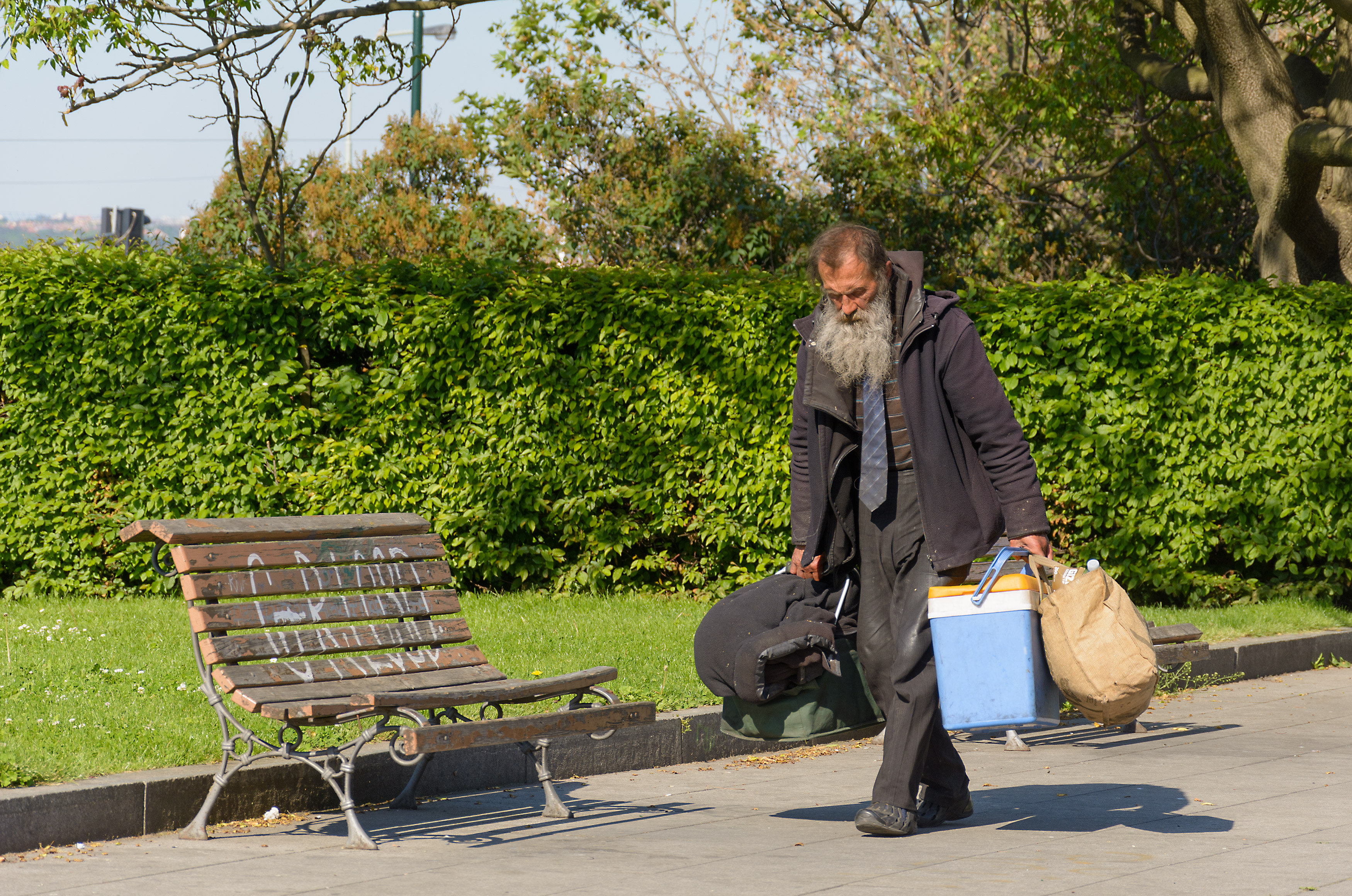 Persona sin hogar en un parque