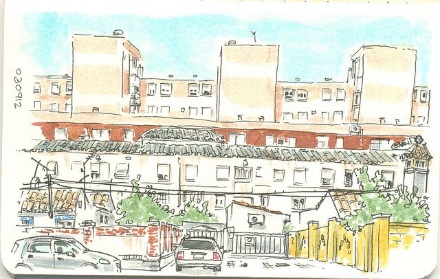 Ilustración de una calle con edificios, muros y dos coches. Colores claros