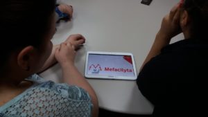 dos personas usan Mefacilyta en su tablet