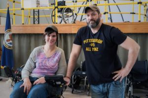 Matt Landis con una compañera que usa silla de ruedas