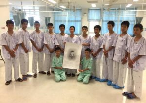 Niños del equipo de fútbol en el hospital, con trajes de hospital