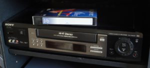 Video cassete con cinta VHS encima