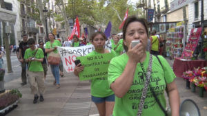 grupo de mujeres con camiseta verde en una manifestación